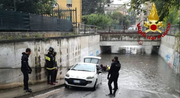 Auto sommersa dall'acqua nel sottopasso I vigili urbani si tuffano e salvano due uomini