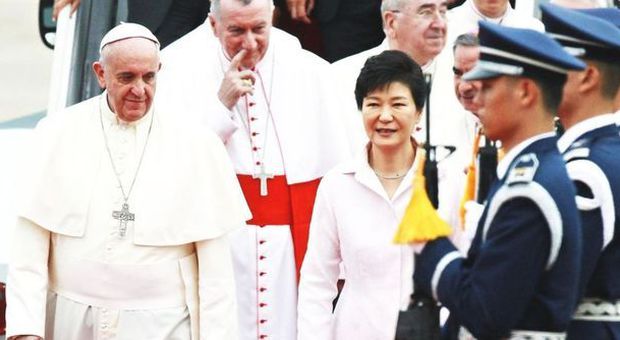 Il Papa all'arrivo a Seul con il presidente Park
