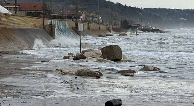 La furia del mare devasta la costa da Pesaro a Fano spiagge cancellate