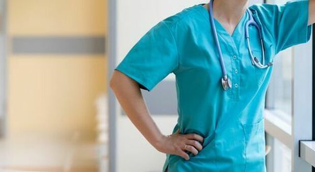 Chivasso, infermiera negazionista rifiuta il vaccino: «Meglio senza stipendio che morta»