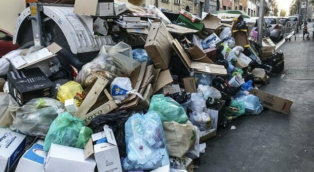Emergenza rifiuti a Roma, ispezioni delle Asl: «Rischio epidemia»
