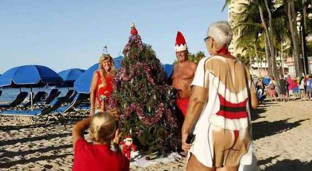 Pazzo Ferragosto: albero di Natale, lenticchie e cotechino in spiaggia