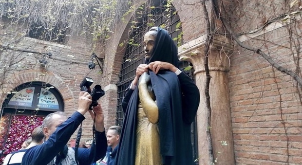 La statua di Giulietta coperta da un hijab