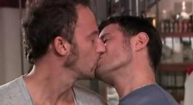 Facchinetti su Sanremo: «Diritti gay? Eccessiva ostentazione». Ma poi smentisce: «Mai scritto questo»