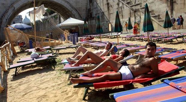 Roma, sabbia e vialetti: la spiaggia sul Tevere entro agosto