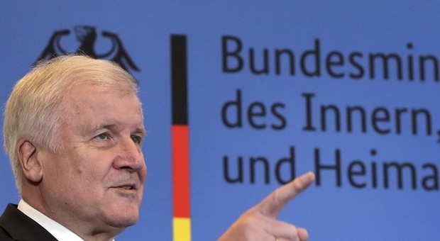 Germania: Seehofer cede, lascerà guida Csu e governo