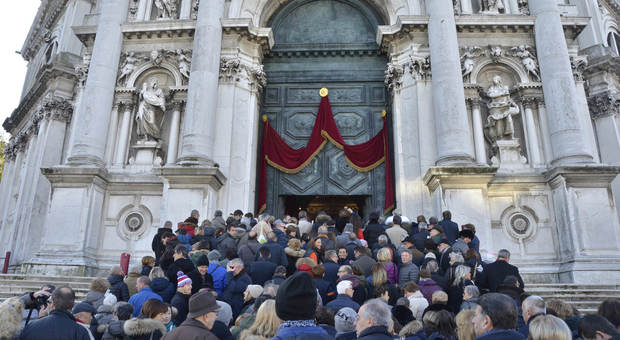 Madonna della Salute, migliaia in pellegrinaggio per mantenere il voto del Doge