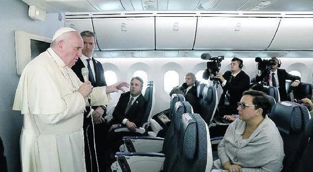 il Papa durante il volo di ritorno da Tokyo