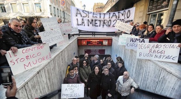 Roma, la metro Barberini resta chiusa: le scale mobili non superano il collaudo