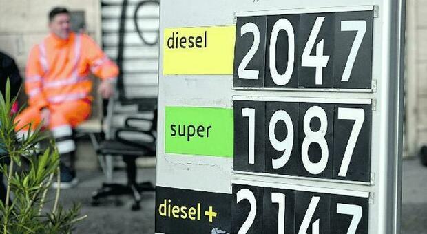 Benzina, offerta del governo ai gestori: più controlli sui prezzi, multe ridotte