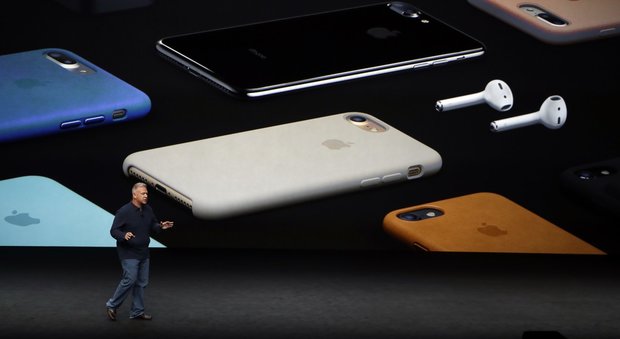 Apple, l'iPhone 7 presentato per errore su Twitter: è resistente all'acqua. E arriva il nuovo Apple Watch