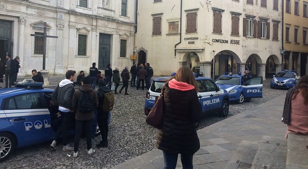 L'intervento della polizia in piazza San Giacomo a Udine per la rissa tra minorenni stranieri