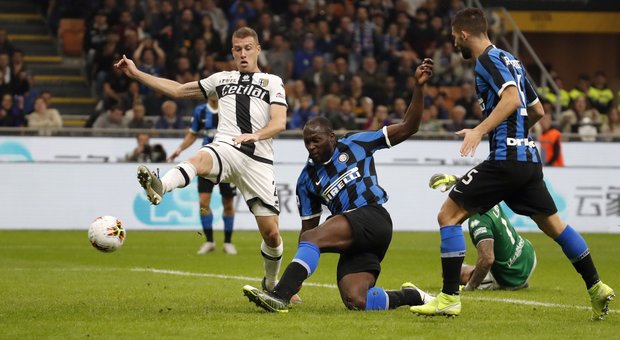 Niente sorpasso alla Juve, il Parma ferma l'Inter a San Siro: 2-2