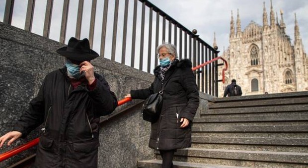 Coronavirus in Lombardia, da oggi in giro solo con protezione al volto: mascherine, foulard o sciarpe. Ma è polemica L'ORDINANZA