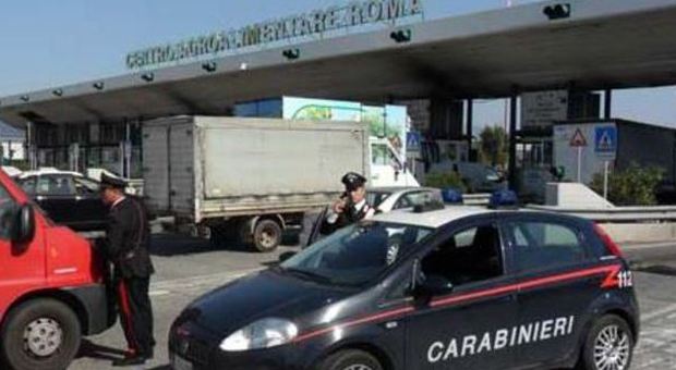 Roma, scontri al Car tra extracomunitari e vigilantes: accoltellate due guardie giurate