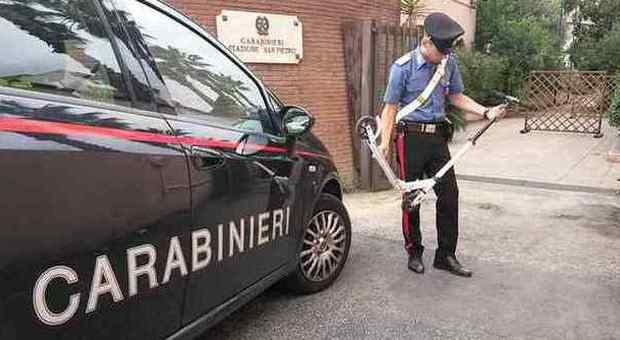 Roma, rapina un bar e fugge in monopattino: picchia i dipendenti per 500 euro