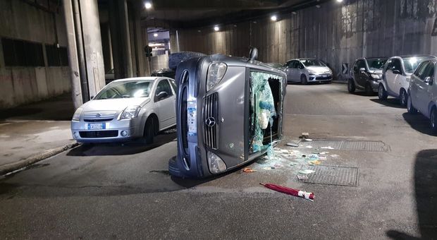 Centro direzionale, incidente choc: Mercedes si ribalta su un fianco