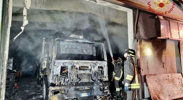 Incendio a Vedelago. Capannone in fiamme, al suo interno un camion andato completamente distrutto. Intossicato un uomo