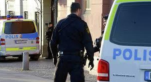 Uomo accoltellato alla gola nel centro di Stoccolma: caccia all'aggressore