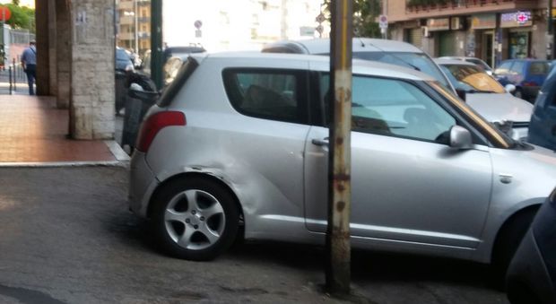 «Napoli, via Omodeo assediata dalle auto: dateci una mano»