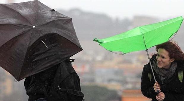 Allarme per il vento forte: oggi e domani rischio a Roma. Preoccupano gli alberi
