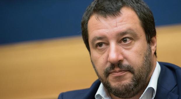 Maglie rosse per ricordare le morti in mare, Matteo Salvini commenta con ironia