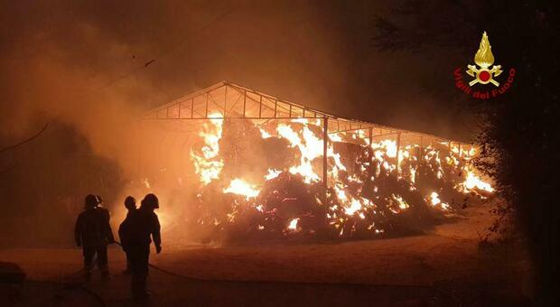 Pauroso incendio nella notte a Castelleone di Suasa: distrutti un fienile e i mezzi agricoli