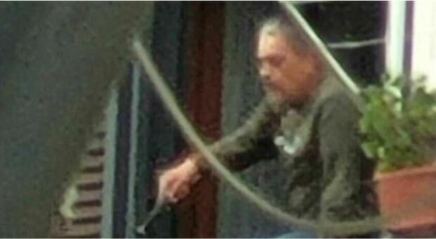 Napoli, uomo si barrica in casa e spara dal balcone: la polizia fa irruzione e trova la moglie morta, lui si è suicidato