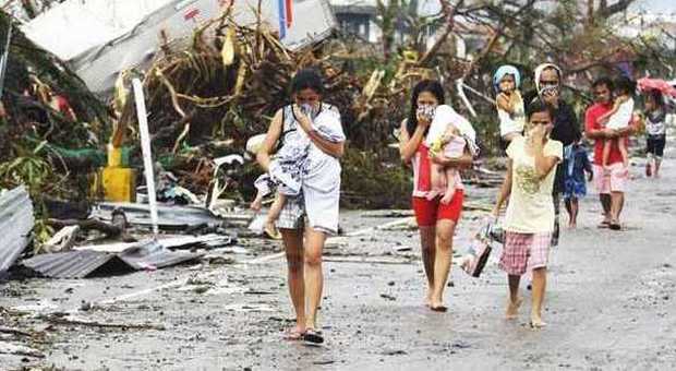 Filippine distrutte dal tifone Haiyan: 10mila morti Trema il Vietnam: evacuate 600mila persone