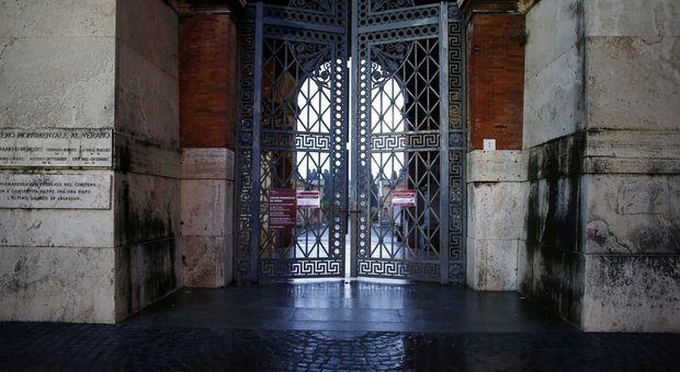 immagine Cimiteri e parchi chiusi a Roma e Fiumicino per il forte vento. «Nessuno ci aveva avvertito»