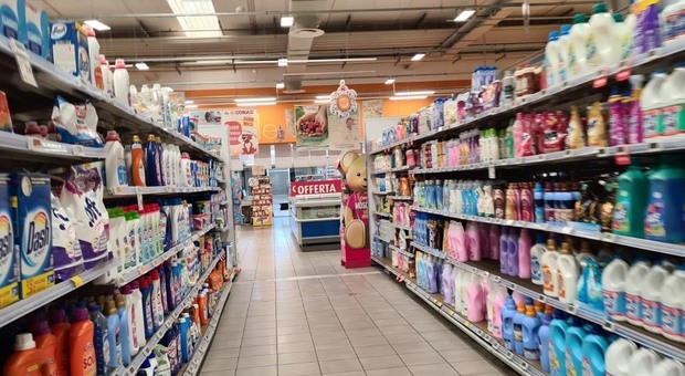 Minaccia di avvelenare prodotti nei supermercati e chiede riscatto: arrestato un italiano di 49 anni