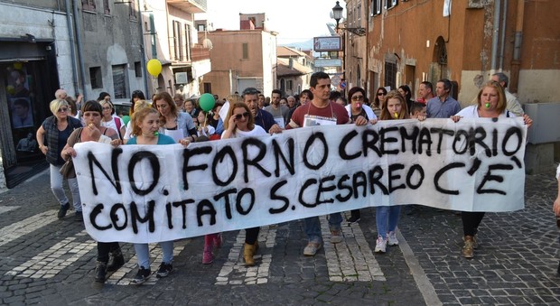 Rocca Priora e San Cesareo, in 700 in strada con i bambini: «No ai tre forni crematori»
