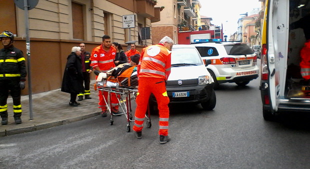 Il soccorso all'anziano in via Piave