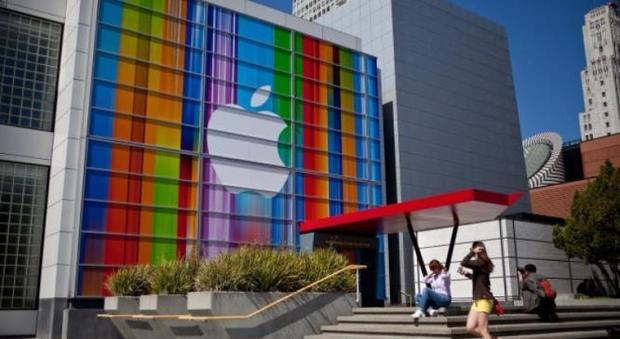 Apple si scusa per il rallentamento degli iPhone e taglia i prezzi delle batterie