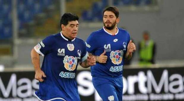 Napoli United, la squadra dei sentimenti: non poteva che allenarla un Maradona