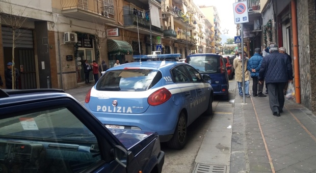Catania, in venti aggrediscono i poliziotti per permettere allo spacciatore di sfuggire all'arresto