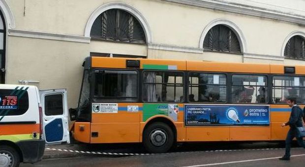 Ancona, autobus si schianta Diciotto feriti, uno è un bimbo
