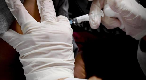 Vaccino scaduto a un bambino, denunciati medico e assistente nel Salernitano