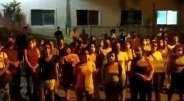 La protesta davanti a un ospedale a Recife per difendere il diritto di una bambina di 10 anni ad abortire