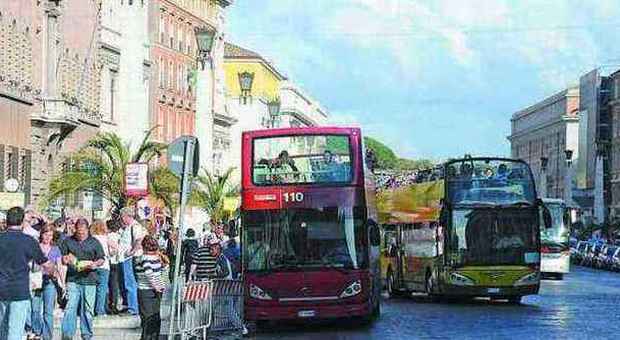 Papi santi, allarme per i bus turistici a Roma