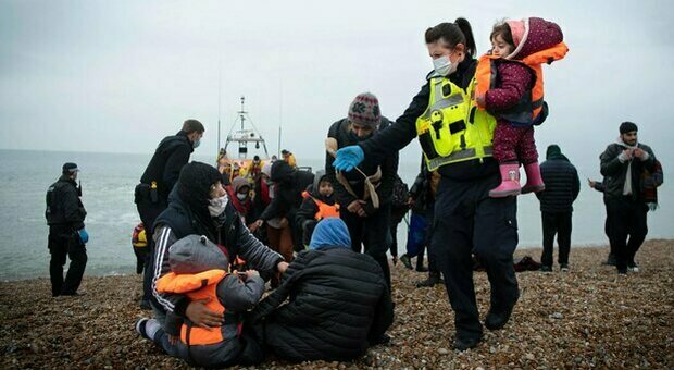 Migranti, è strage nella Manica: almeno venti morti in un naufragio al largo di Calais