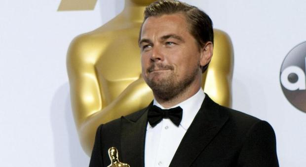 Leonardo DiCaprio con l'Oscar