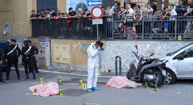 Napoli, pistola contro i militari: tre giovani arrestati sul luogo dell'omicidio di zio e nipote