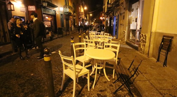 Caos movida ai baretti di Napoli: «Stop ai tavolini in via Bisignano»