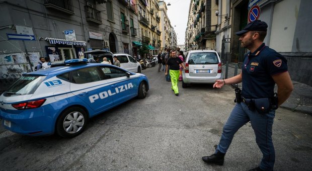 Napoli, sparatoria al Vasto e paura tra i residenti: ferito un extracomunitario. Colpito da due bianchi in scooter
