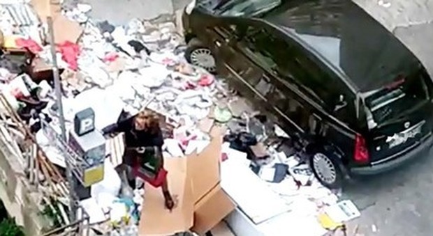 Napoli, donna paga la sosta tra i rifiuti: chi la conosce può contattare «Il Mattino»