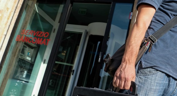 Avellino, due banditi in azione: colpo da 50mila euro in banca