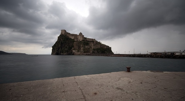 Maltempo su Napoli, bloccate le visite al Castello di Baia e agli Scavi di Cuma