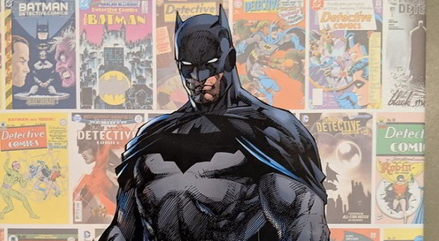 Batman con le copertine di alcuni dei fumetti più celebri