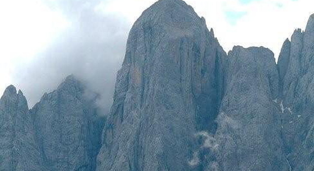 La roccia frana sotto i suoi piedi: alpinista precipita per 35 metri